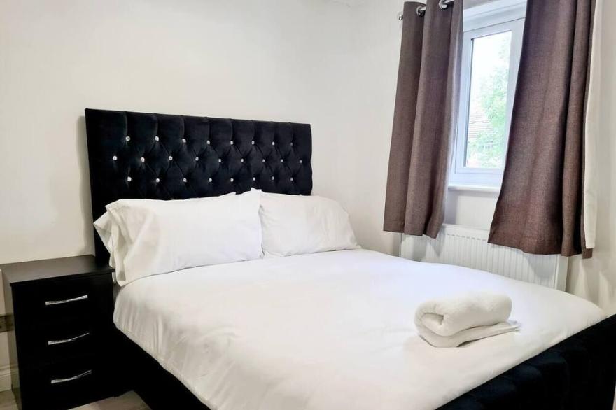 Modern & Spacious - Walk to London ExCEL - Parkin