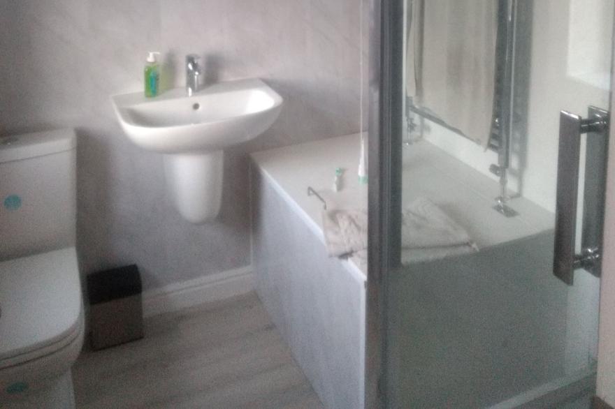 3bed 3bath, parking, disney+, nr towncentre and racecourse