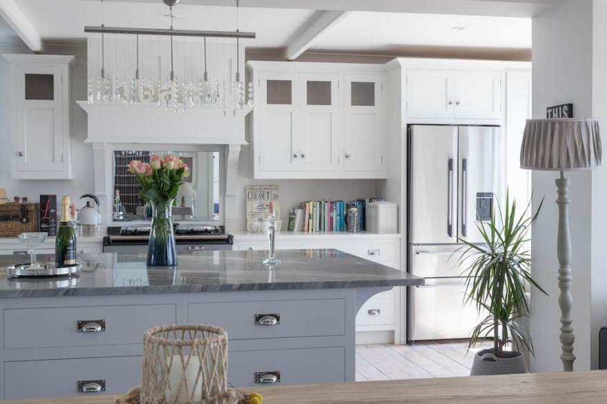 TREWARTHA, pet friendly, luxury holiday cottage in Praa Sands
