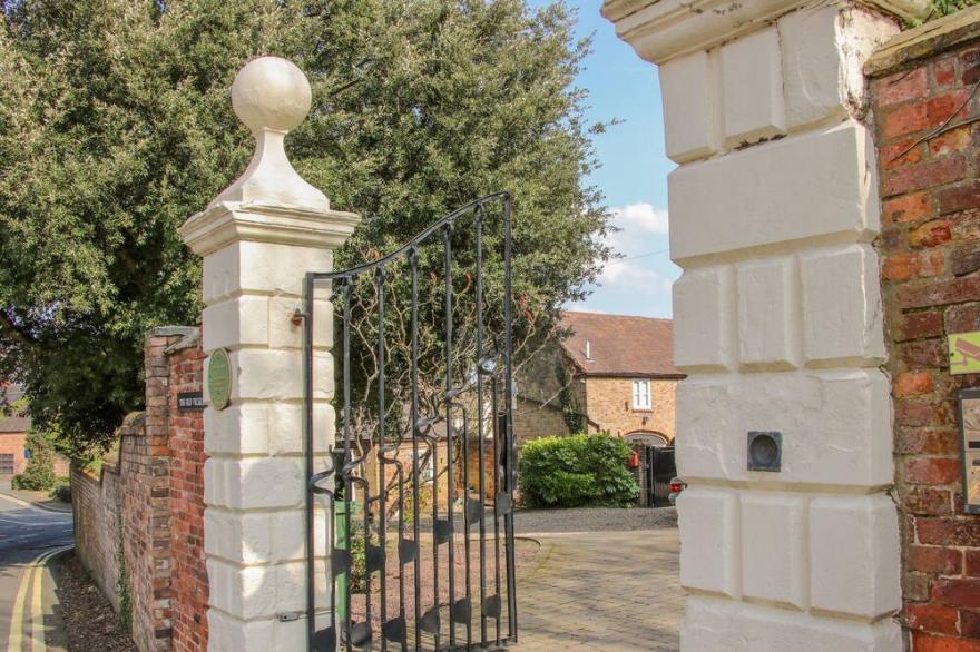 COACH HOUSE AT OLD VICARAGE, pet friendly, with a garden in Madeley