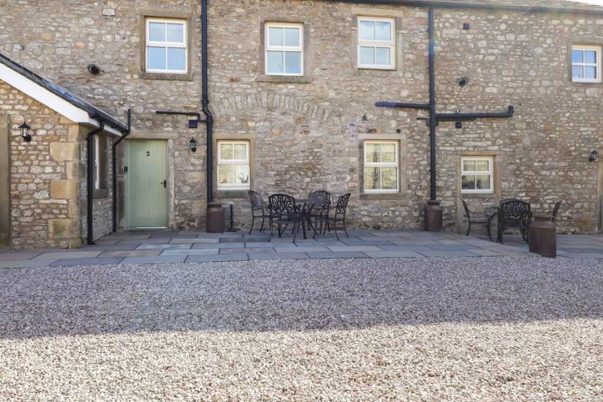 3 HULL HOUSE COTTAGE, pet friendly, with a garden in Hellifield