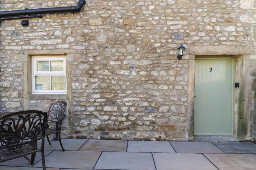 3 HULL HOUSE COTTAGE, pet friendly, with a garden in Hellifield