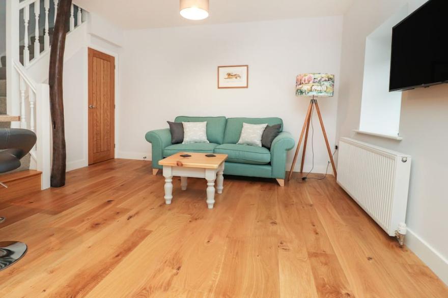 3 HULL HOUSE COTTAGE, pet friendly, with a garden in Hellifield