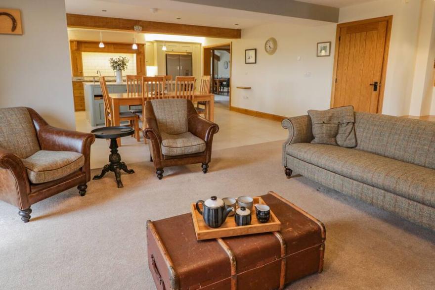 COPPA HILL BARN, family friendly, luxury holiday cottage in Ingleton