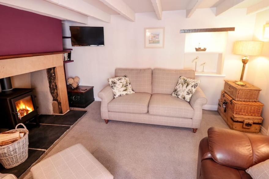 PEAR TREE HOUSE, pet friendly, character holiday cottage in Ruswarp