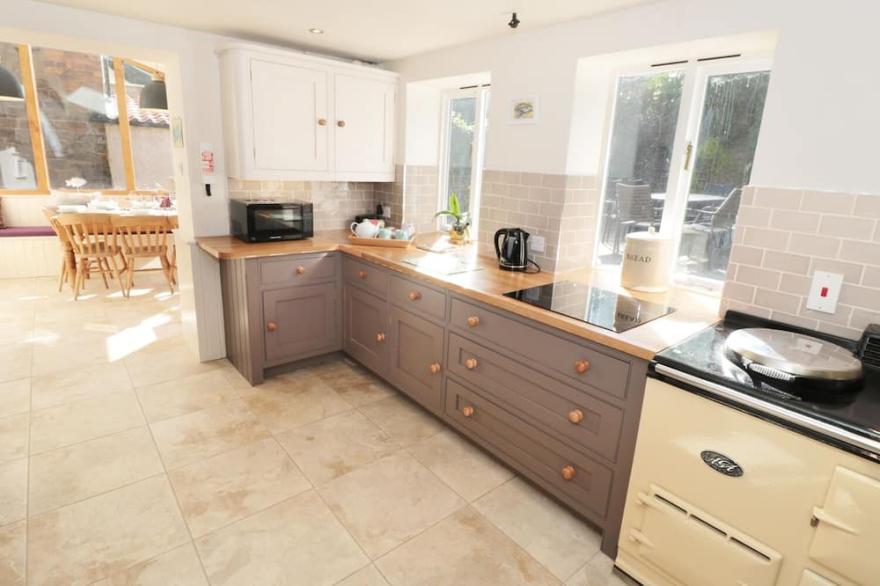 PEAR TREE HOUSE, pet friendly, character holiday cottage in Ruswarp