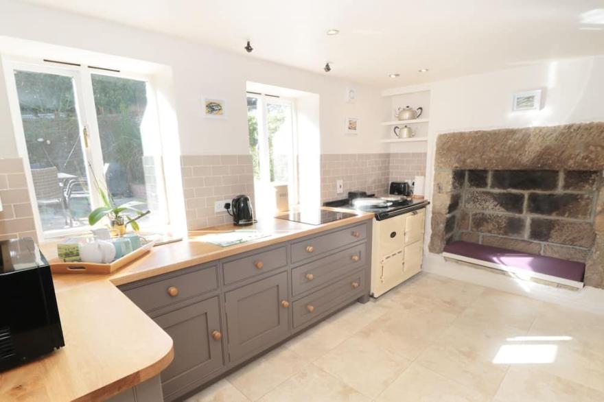 PEAR TREE HOUSE, pet friendly, character holiday cottage in Ruswarp