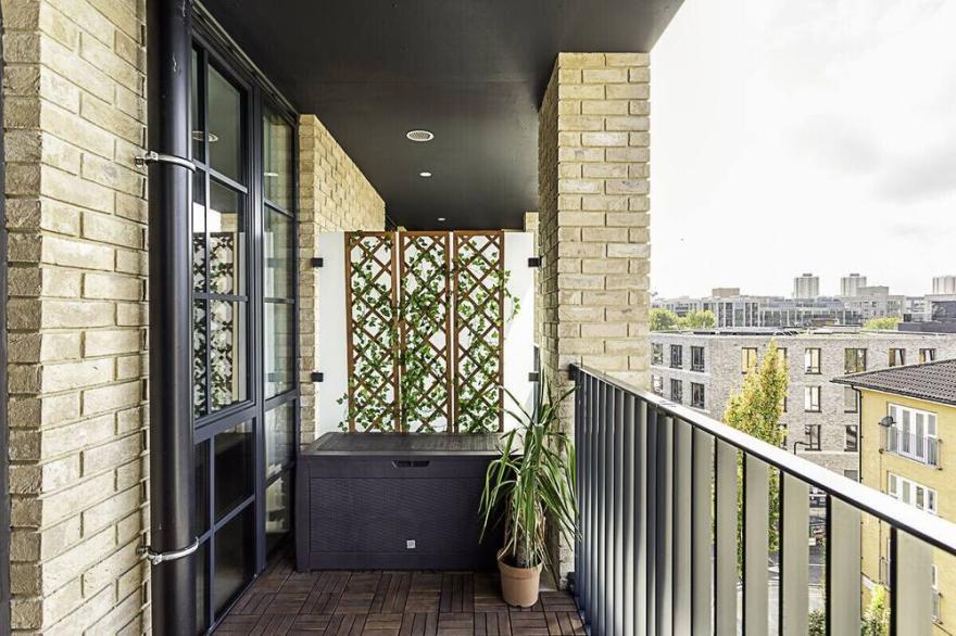 Spacious Modern Hackney Flat