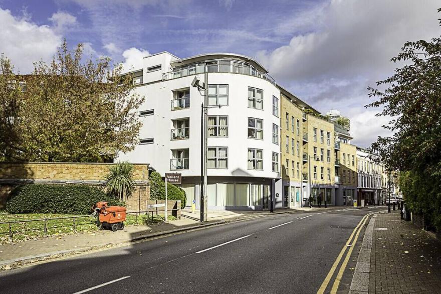 Slick apartment In Quaint Battersea Square