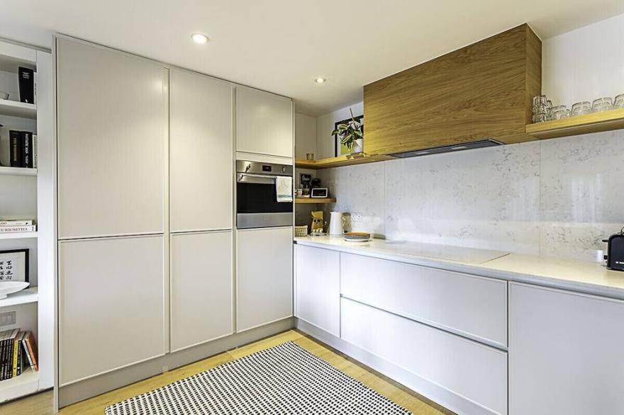Slick apartment In Quaint Battersea Square