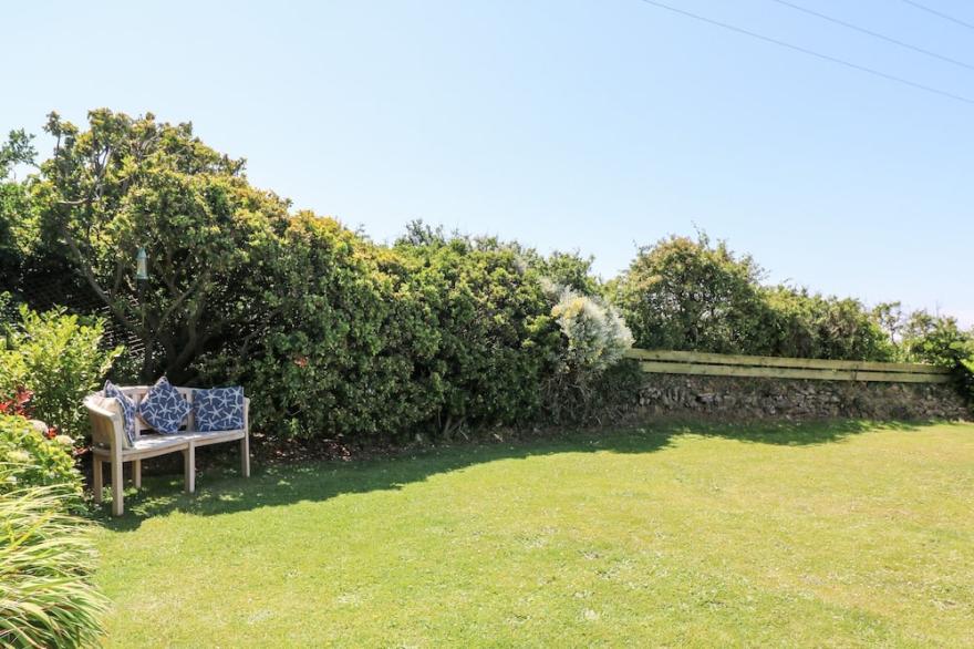 HOLYWELL BAY VIEW, pet friendly, with a garden in Holywell Bay