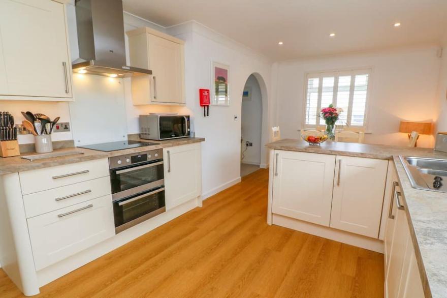 HOLYWELL BAY VIEW, pet friendly, with a garden in Holywell Bay