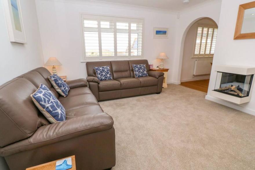 HOLYWELL BAY VIEW, pet friendly, with a garden in Holywell Bay