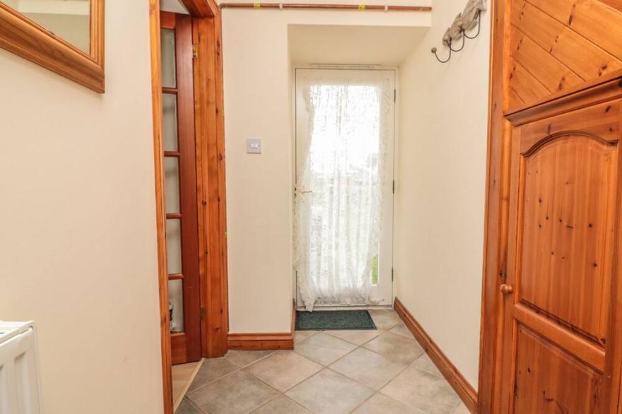 SORREL COTTAGE, pet friendly, with a garden in Padstow