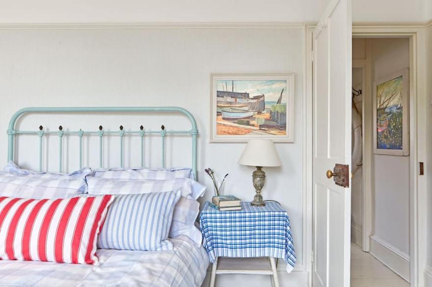 Boho-chic bolthole on the beach - Mariner's Cottage