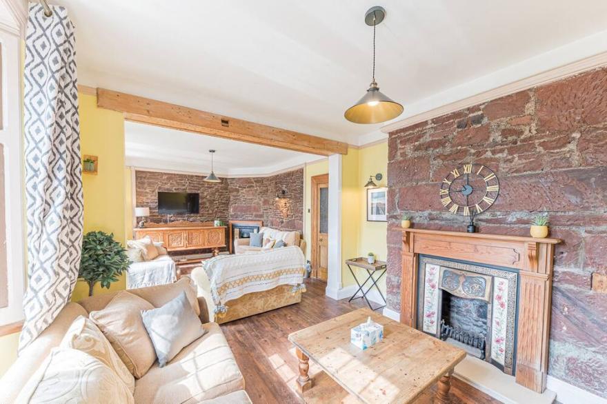 1 CLEATOR GATE, pet friendly, character holiday cottage in Cleator