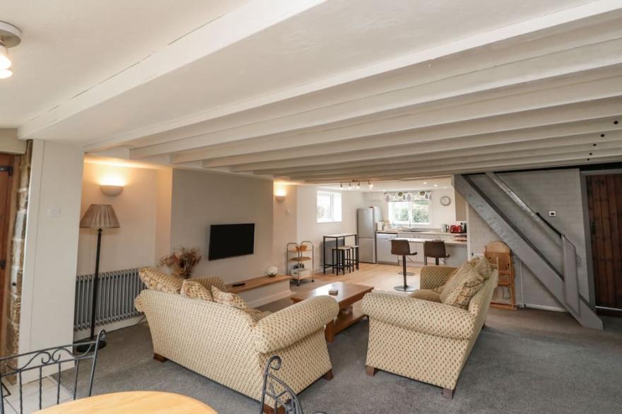 ORCHARD COTTAGE, family friendly, with a garden in Robin Hood’s Bay