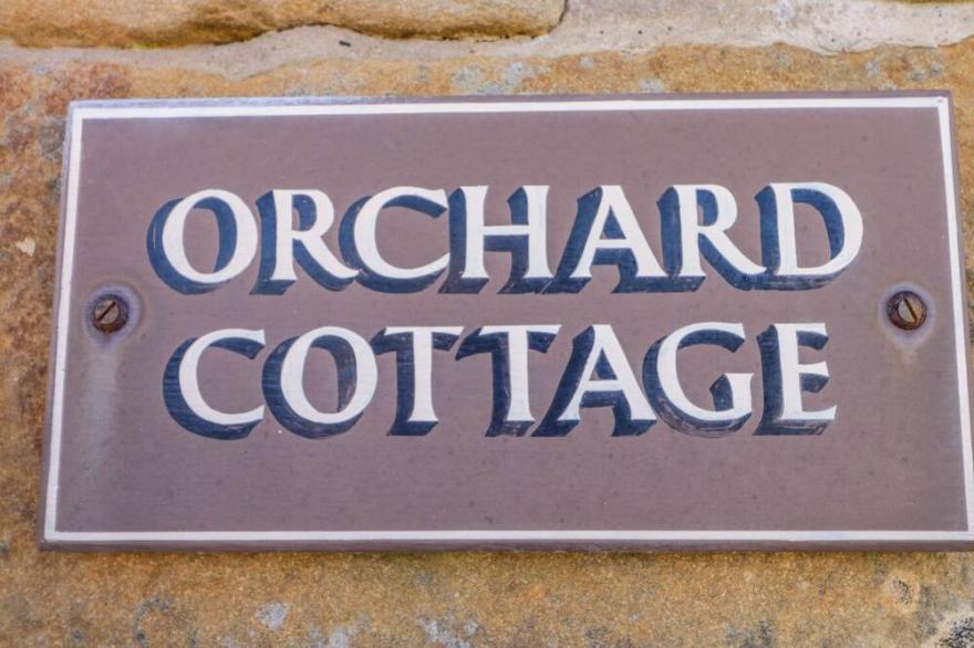 ORCHARD COTTAGE, family friendly, with a garden in Robin Hood’s Bay