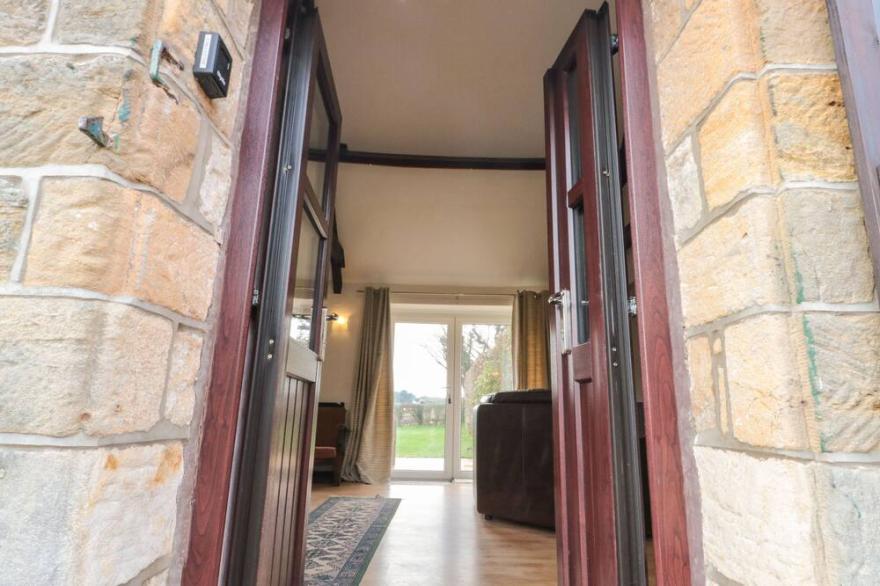 STABLE COTTAGE, family friendly, with a garden in Robin Hood’s Bay