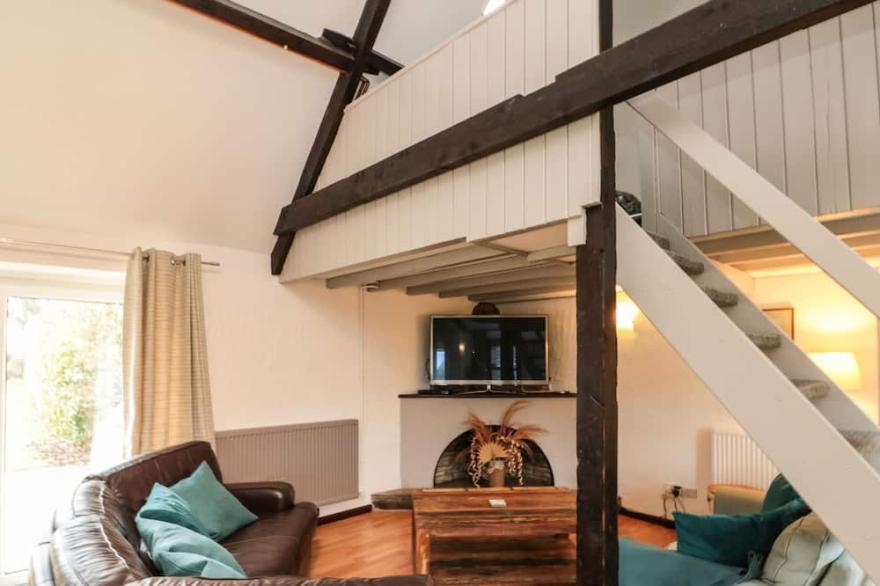 STABLE COTTAGE, family friendly, with a garden in Robin Hood’s Bay