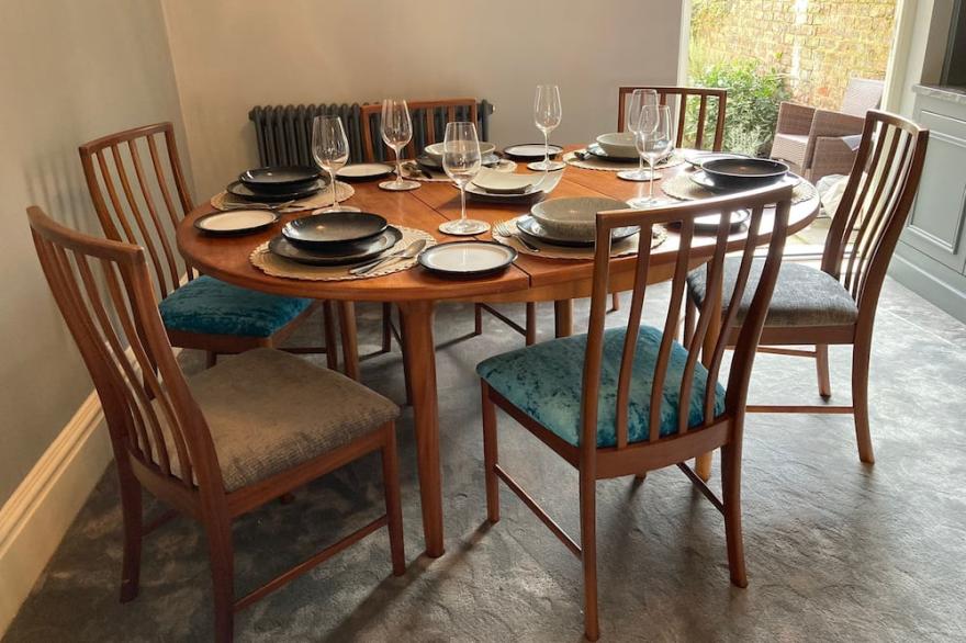 Stylish central townhouse with free parking, garden