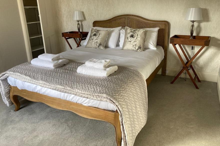 Stylish central townhouse with free parking, garden