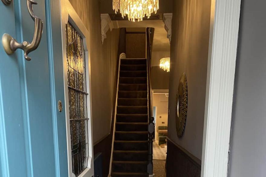 Stylish central townhouse with free parking, garden