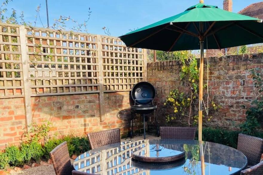 Stylish central townhouse with free parking, garden