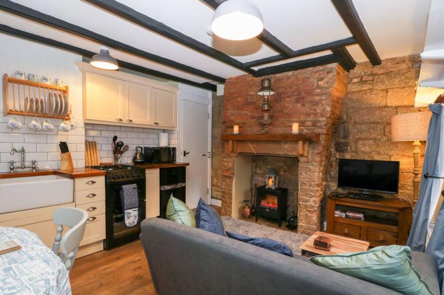ROSEBERRY COTTAGE, family friendly in Robin Hood’s Bay