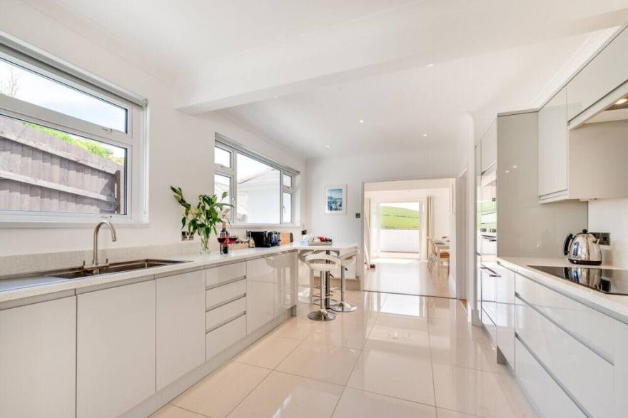 Bellacombe - Five Bedroom House, Sleeps 8