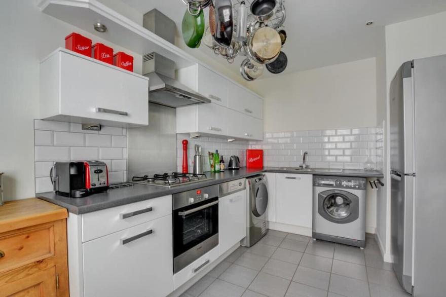 Clarence House - Three Bedroom House, Sleeps 6