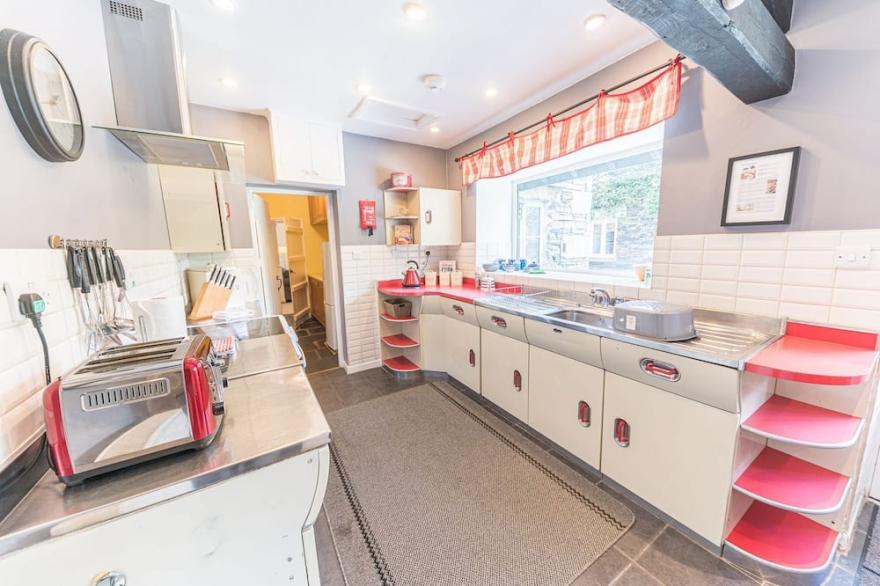 Sleep 6, 3 bedroom Lake District Cottage, close to village, lake and beautiful walks