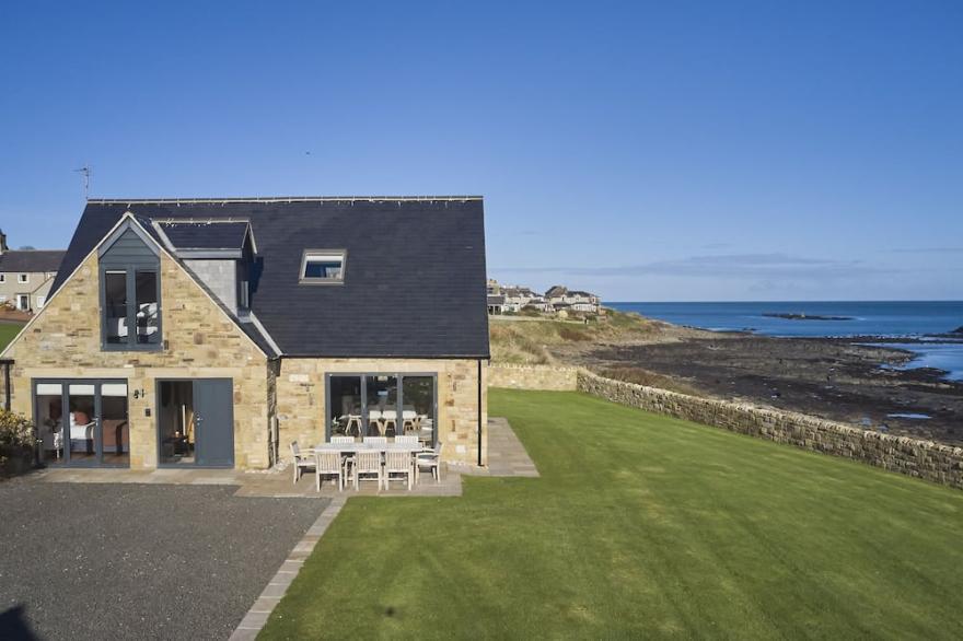 Rock Lobster -  a family friendly that sleeps 8 guests  in 4 bedrooms