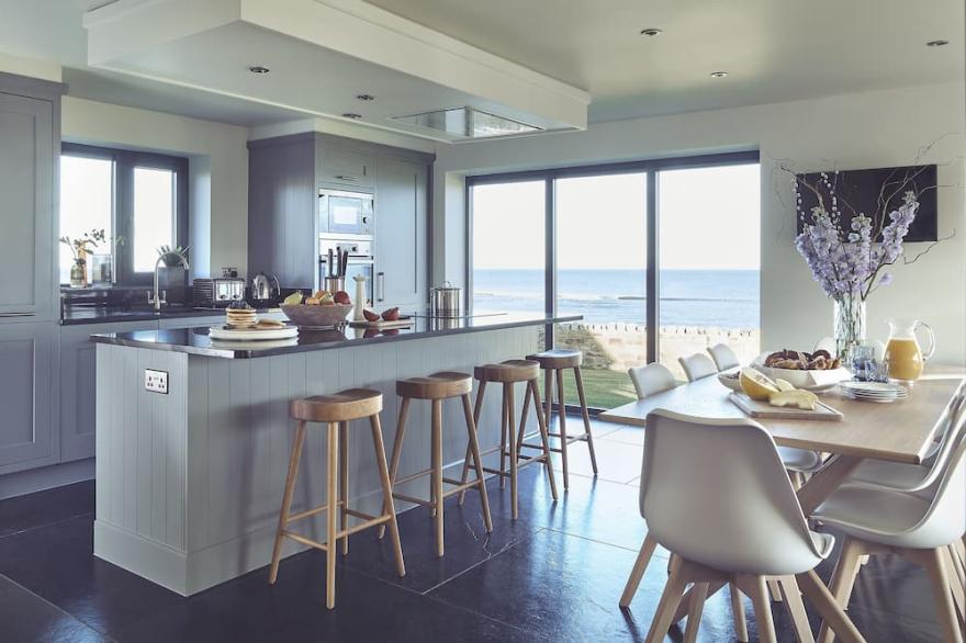 Rock Lobster -  a family friendly that sleeps 8 guests  in 4 bedrooms