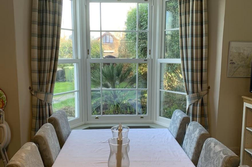 Lovely 5 Bedroom Period House moments from Beach and the Burrows