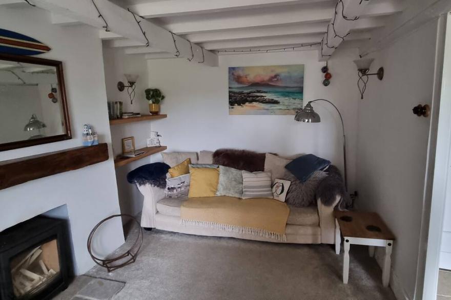 Cosy Cottage nestled in the Harbour