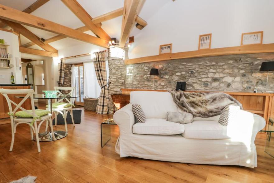 THE COW HOUSE, romantic, character holiday cottage in Shap