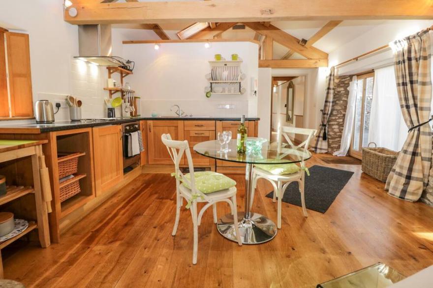 THE COW HOUSE, romantic, character holiday cottage in Shap