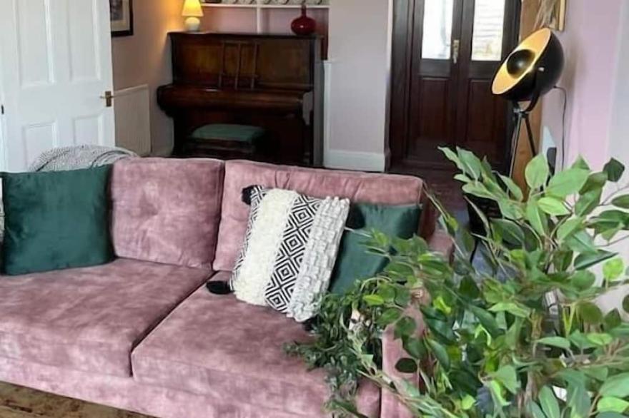 Sleeps 7 with views of Cardiff Bay