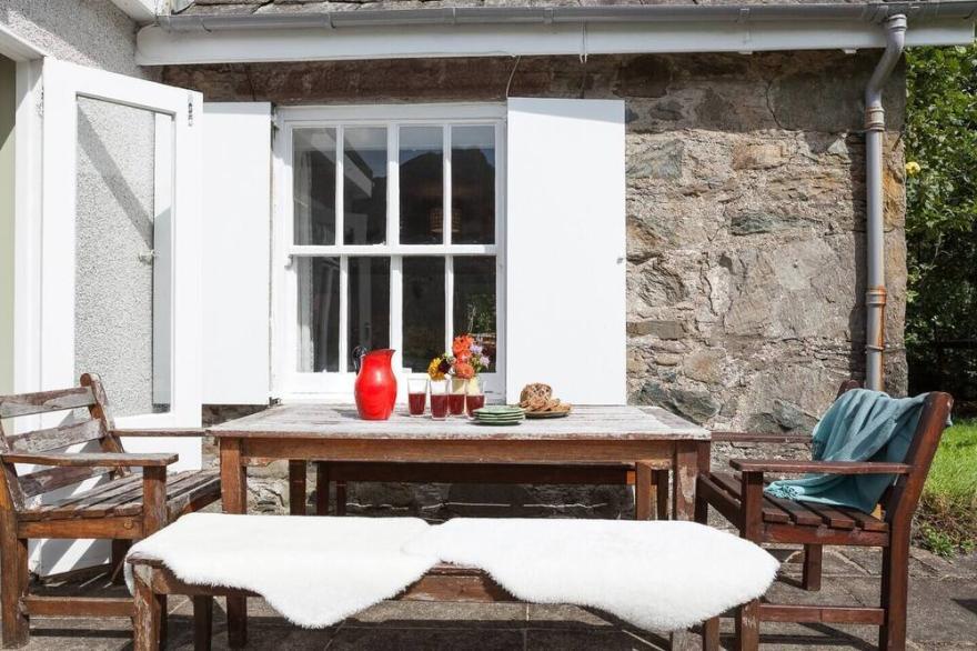 Enchanting rustic cottage w/stunning views & river