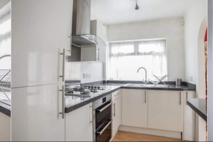 ENTIRE 3 BEDROOMS HOUSE TO YOURSELF,FREE PARKING.