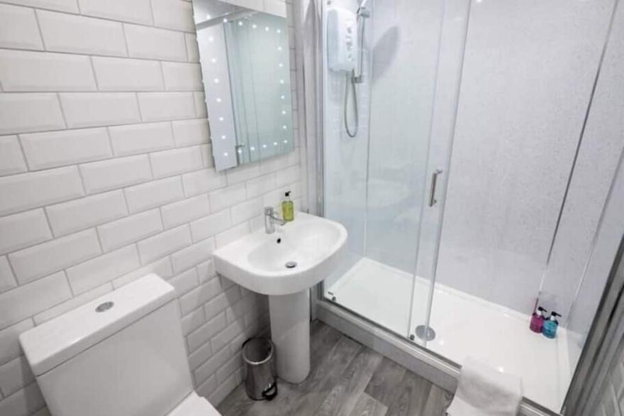 New Superhost Listing: Bright flat nr. University
