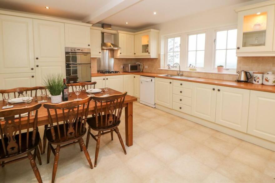 LOWER COWDEN FARM, pet friendly, with a garden in Bakewell
