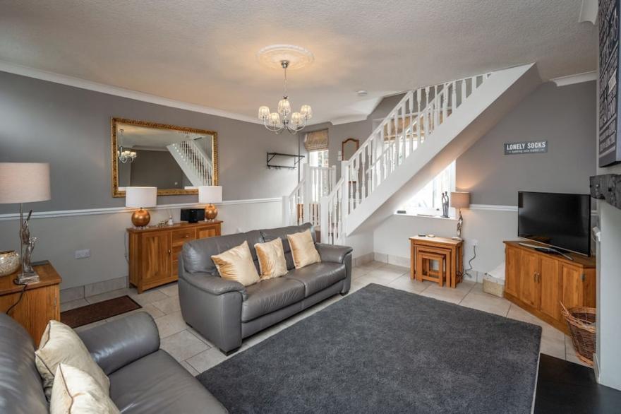 Bridge Cottage -  a cottage that sleeps 6 guests  in 3 bedrooms