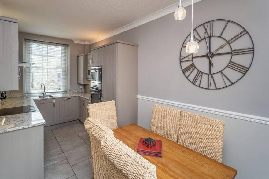 Bridge Cottage -  a cottage that sleeps 6 guests  in 3 bedrooms