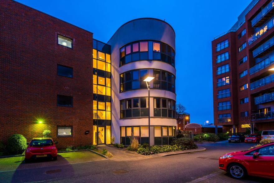 Lovely 2 bed apartment  ✔pool table ✔free parking