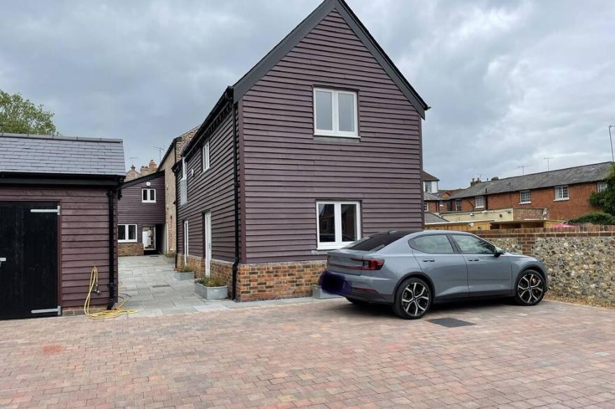 Period Henley 2 bed apt with parking for 1 car
