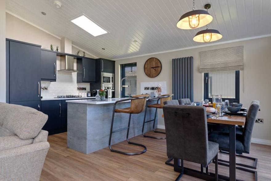 Dewin Bach - Luxury Lodge, Hot Tub, Close to Beach