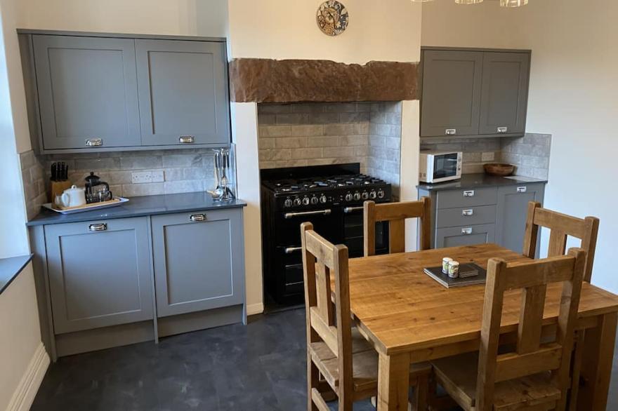 Tawny Cottage -  a cottage that sleeps 4 guests  in 2 bedrooms