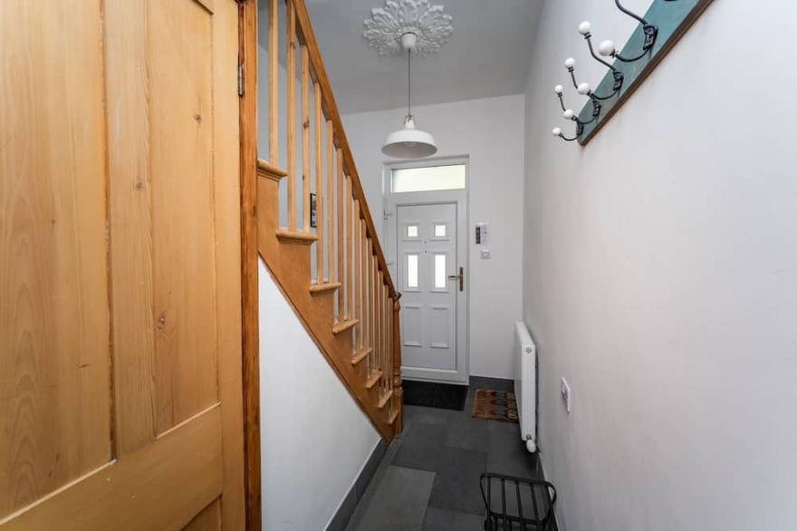 Coleridge Cottage -  a cottage that sleeps 5 guests  in 3 bedrooms